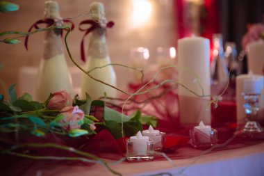 Evlilik için güzel bir şekilde dekore edilmiş düğün Restoran. Renkli dekorasyon kutlama için. Güzellik gelin iç. Ziyafet salonu tarzı kavramı