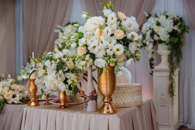 Evlilik için güzel bir şekilde dekore edilmiş düğün Restoran. Renkli dekorasyon kutlama için. Güzellik gelin iç. Ziyafet salonu tarzı kavramı