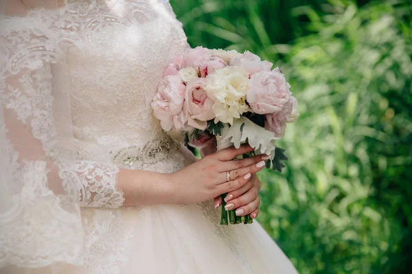 Beyaz ve pembe güller güzel düğün buket holding gelin eller closeup. Floristics kavramı