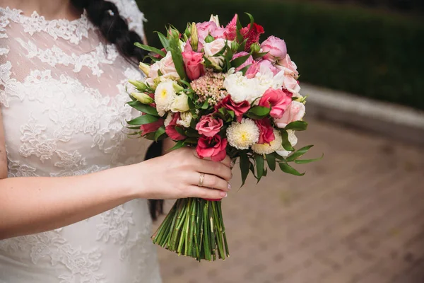 Closeup nevěsta pálivých papriček krásné svatební kytice s bílou a růžovou růží. Koncept floristika — Stock fotografie