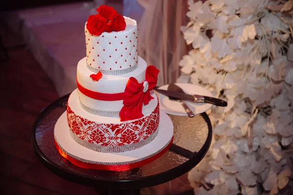 Duży słodki wielopoziomowy tort weselny ozdobiony kwiatami. Koncepcja batonika na stronie — Zdjęcie stockowe