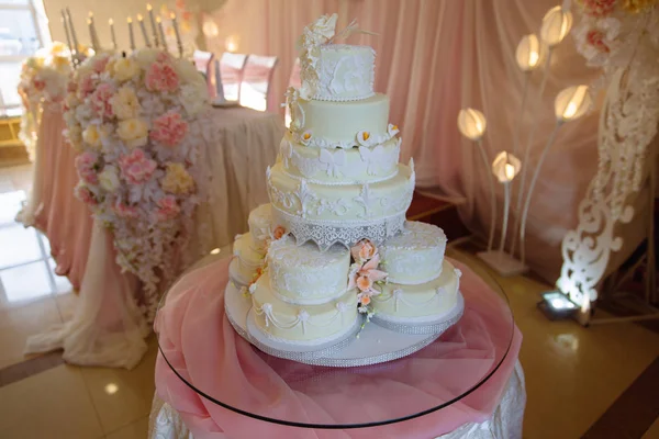 Grand gâteau de mariage à plusieurs niveaux décoré de fleurs. Concept de barre de bonbons sur la fête — Photo