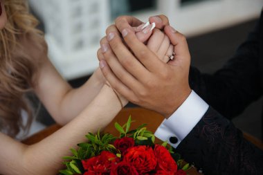 Closeup damat ve gelin düğün günü ang boyuyla yüzük göstermek düzenliyoruz. Aşk aile kavramı
