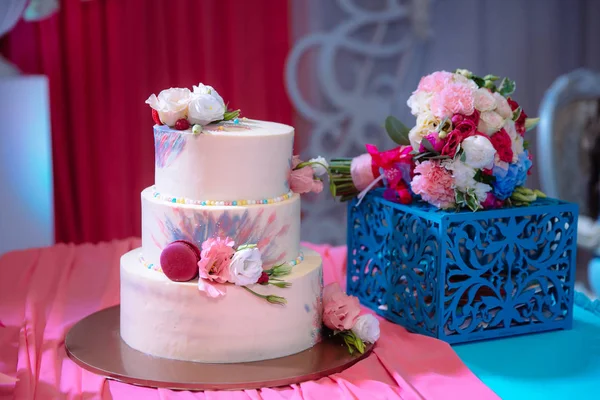 Grande bolo de casamento multinível doce decorado com flores. Conceito de barra de doces na festa — Fotografia de Stock