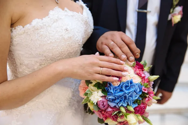 Closeup noivo e noiva estão de mãos dadas no dia do casamento ang show rings. Conceito de família de amor — Fotografia de Stock