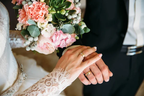 Primo piano sposo e sposa si tengono per mano il giorno del matrimonio ang show rings. Concetto di famiglia dell'amore — Foto Stock