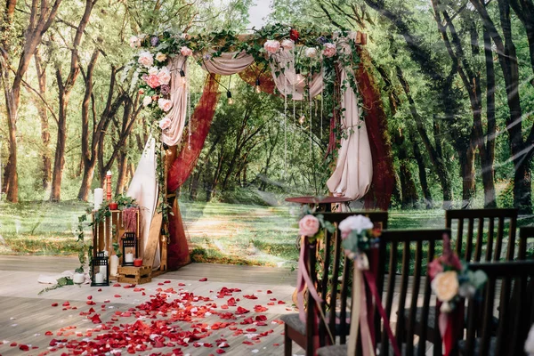 Arco della cerimonia nuziale, altare decorato con fiori sul prato — Foto Stock
