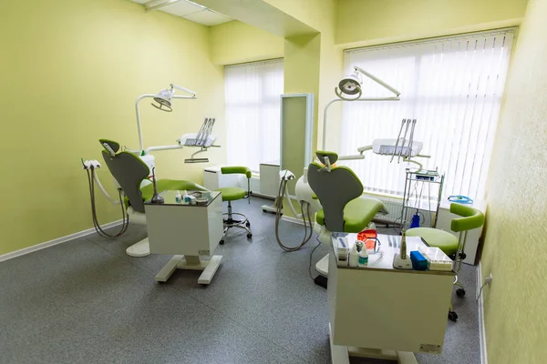 Interior of dantist offiice, doctors equipment and medical tools without people. Green colour room — Stock Photo, Image