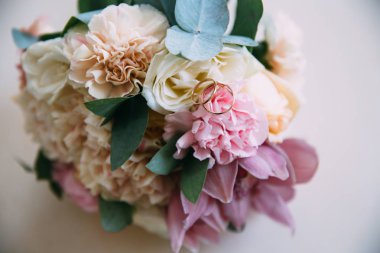 güzel gelinler beyaz zemin üzerine sarı ve pembe Güllü buket düğün. Floristics kavramı