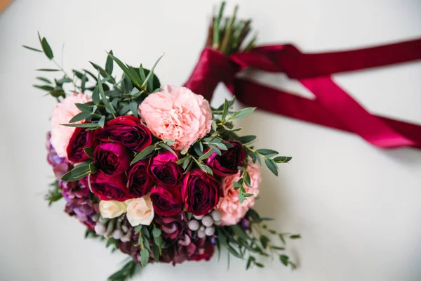 Hermoso ramo de bodas novias con rosas rojas sobre fondo blanco. Concepto de florística — Foto de Stock