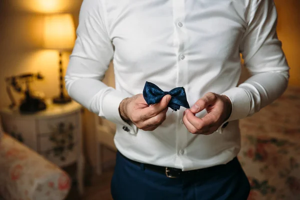 Marido de negócios de close-up segurando gravata nas mãos. Conceito de homens elegância elegante roupas — Fotografia de Stock