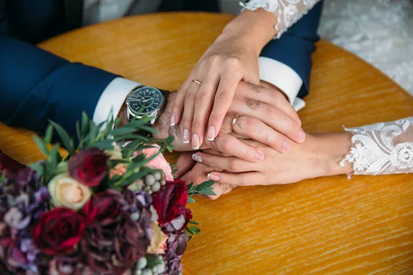 Closeup noivo e noiva estão de mãos dadas no dia do casamento e mostrar anéis. Conceito de família de amor — Fotografia de Stock