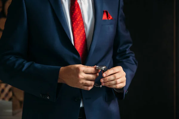 Un homme d'affaires vérifie l'heure de sa montre. hommes main avec une montre . — Photo