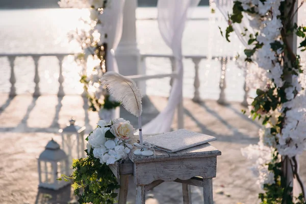 Cerimônia de casamento arco ele o lugar de lago bonito. Detalhes da decoração — Fotografia de Stock