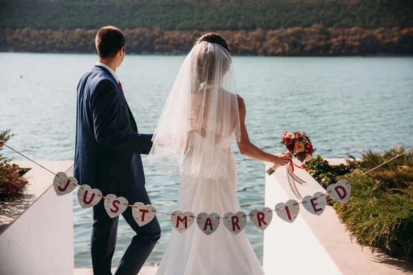 Bella iscrizione nuziale appena sposata. Cartellone di bellezza da vicino. Accessori sposa e sposo. Dettagli per matrimonio, decorazione per coppia — Foto Stock