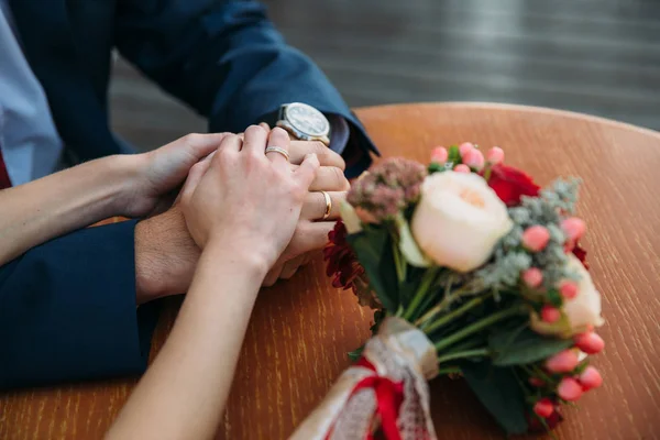 Lo sposo e la sposa si tengono per mano il giorno del matrimonio e mostrano gli anelli. Concetto di famiglia dell'amore — Foto Stock