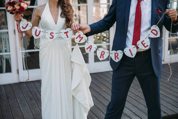 Gyönyörű esküvői felirat házasok. Közeli kép: szépség plakát. Menyasszonyi és a vőlegény tartozékok. Részletek a házasság, dekoráció, pár — Stock Fotó