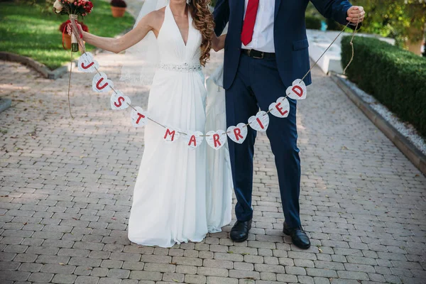 Hermosa inscripción de boda acaba de casarse. Cartel de belleza de cerca. Accesorios para novias y novios. Detalles para matrimonio, decoración para pareja — Foto de Stock