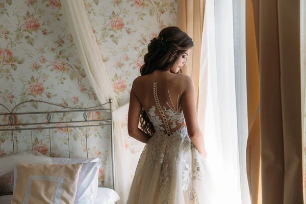 Hát Nézd fiatal menyasszony szép fehér esküvői ruha áll hotel, reggel elkészítése a menyasszony a szobájába. Fogalmának ruhák — Stock Fotó