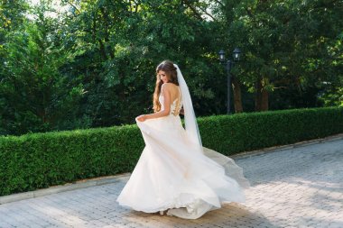 Güzel gelin düğün çiçek kokulu, gelinlik çekici kadın. Mutlu yeni evli bir kadın. Gelin düğün saç modeli ile. Gülümseyen gelin. Düğün günü. Güzel gelin. Evlilik