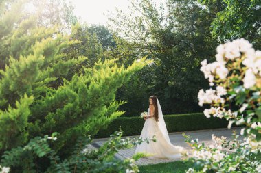 Güzel gelin düğün çiçek kokulu, gelinlik çekici kadın. Mutlu yeni evli bir kadın. Gelin düğün saç modeli ile. Gülümseyen gelin. Düğün günü. Güzel gelin. Evlilik.