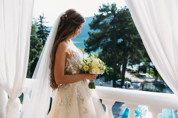 Vackra brud med bröllop blommor bukett, attraktiv kvinna i brudklänning. Lycklig nygift kvinna. Bruden med bröllop frisyr. Ler bruden. Bröllopsdag. Vacker brud. Äktenskap. — Stockfoto