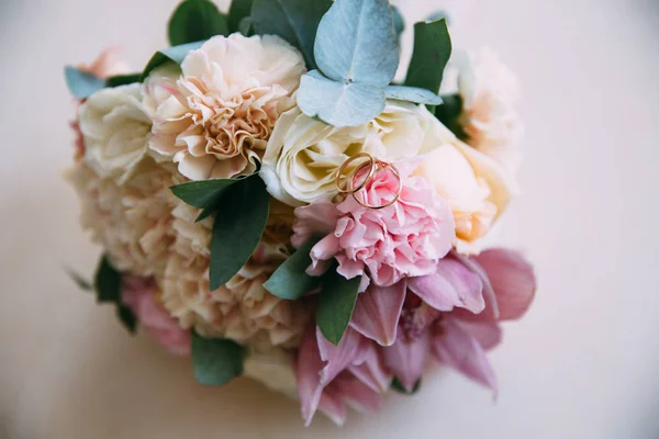 Hermoso ramo de bodas novias con rosas amarillas y rosas sobre fondo blanco. Concepto de florística — Foto de Stock