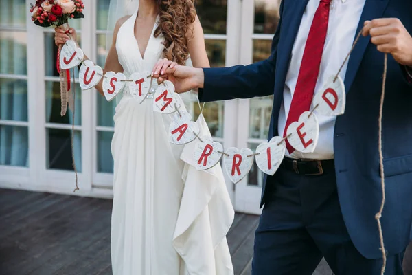 Gyönyörű esküvői felirat házasok. Közeli kép: szépség plakát. Menyasszonyi és a vőlegény tartozékok. Részletek a házasság, dekoráció, pár — Stock Fotó