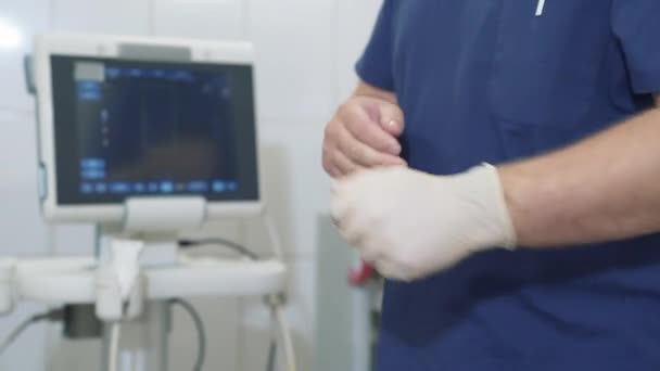 Крупним планом професійний лікар носить медичні рукавички. Стерильні рукавички на руках лікаря, медичні інструменти в лікарні . — стокове відео