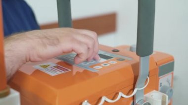 Doktor yakından parmak hastanede röntgen makinesi düğmeleriyle basar. Hasta olmadan kliniğinde tıbbi Araçlar.