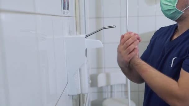 Dokter desinfecteert en zijn handen wassen drogen alvorens de operatiekamer. Chirurgische hand ontsmetting. Spoedbehandelingen. Detail van de operatie in het ziekenhuis of de kliniek — Stockvideo