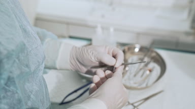 Steril tıbbi aletlerin cerrahi masa. Yardımcı'yı cerrah neşter bıçak verir. Doktorlar el cerrahi malzemeleri ile portre vurdu. Sağlık kavramı, takım çalışması hastanede.