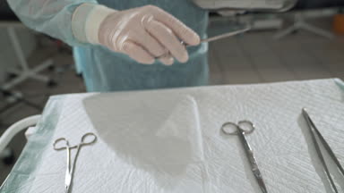 Yakın, cerrah belgesine bakın kolunu cerrahi tablosundan alır. Doktor hastanede steril araçları alın. Tıbbi ekipman operasyon öncesi hazırlanması. Sağlık kavramı