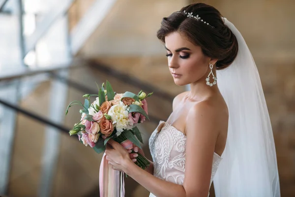 白の贅沢な花束の花と美しい花嫁の肖像画のドレスします。ブライダル メイクや髪型彼女の髪に diadem、ダイヤモンド ピアス、耳、ゴージャスなモデル。結婚と植物誌研究 — ストック写真