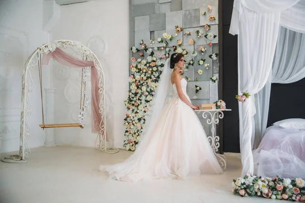 Morgen der Braut. Porträt einer schönen Frau in weißem Hochzeitskleid mit Brautschminke und Frisur. erstaunliche Modell tragen Diamantschmuck in ihren Haaren. — Stockfoto