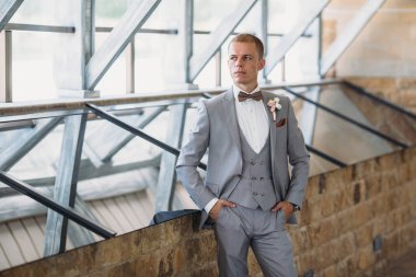 İş Giyim Aksesuarları ve kol düğmesi ile bir adam. Klasik bir ceket, beyaz gömlek ve papyon giymiş bir adam portresi. Damat Düğün günü için hazırlanıyor.