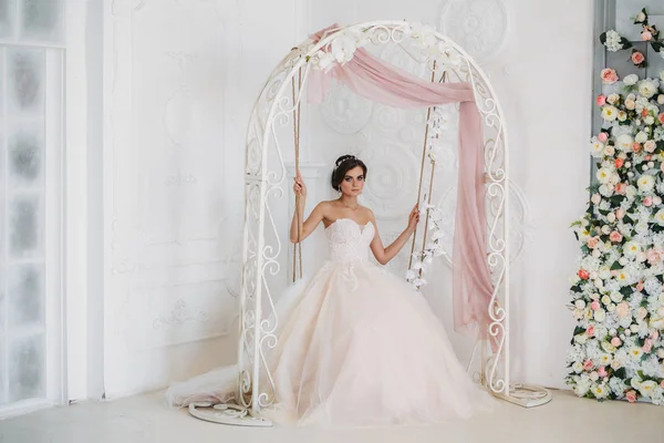 Morgen der Braut. Porträt einer schönen Frau in weißem Hochzeitskleid mit Brautschminke und Frisur. erstaunliche Modell tragen Diamantschmuck in ihren Haaren. — Stockfoto