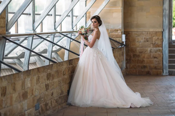 Retrato interior de magnífico rbide en vestido de novia blanco. Hermosa mujer con maquillaje nupcial y peinado. Increíble retrato de mujer de belleza en estudio de luz. Concepto de matrimonio . —  Fotos de Stock