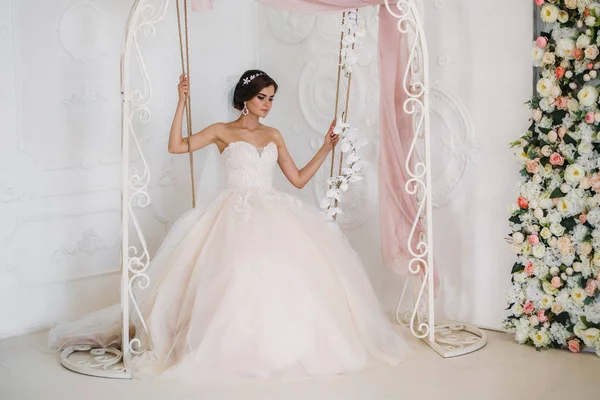 Mañana de la novia. Retrato de mujer hermosa en vestido de novia de lujo blanco con maquillaje nupcial y peinado. Increíble modelo de desgaste joyas de diamantes en su cabello . —  Fotos de Stock