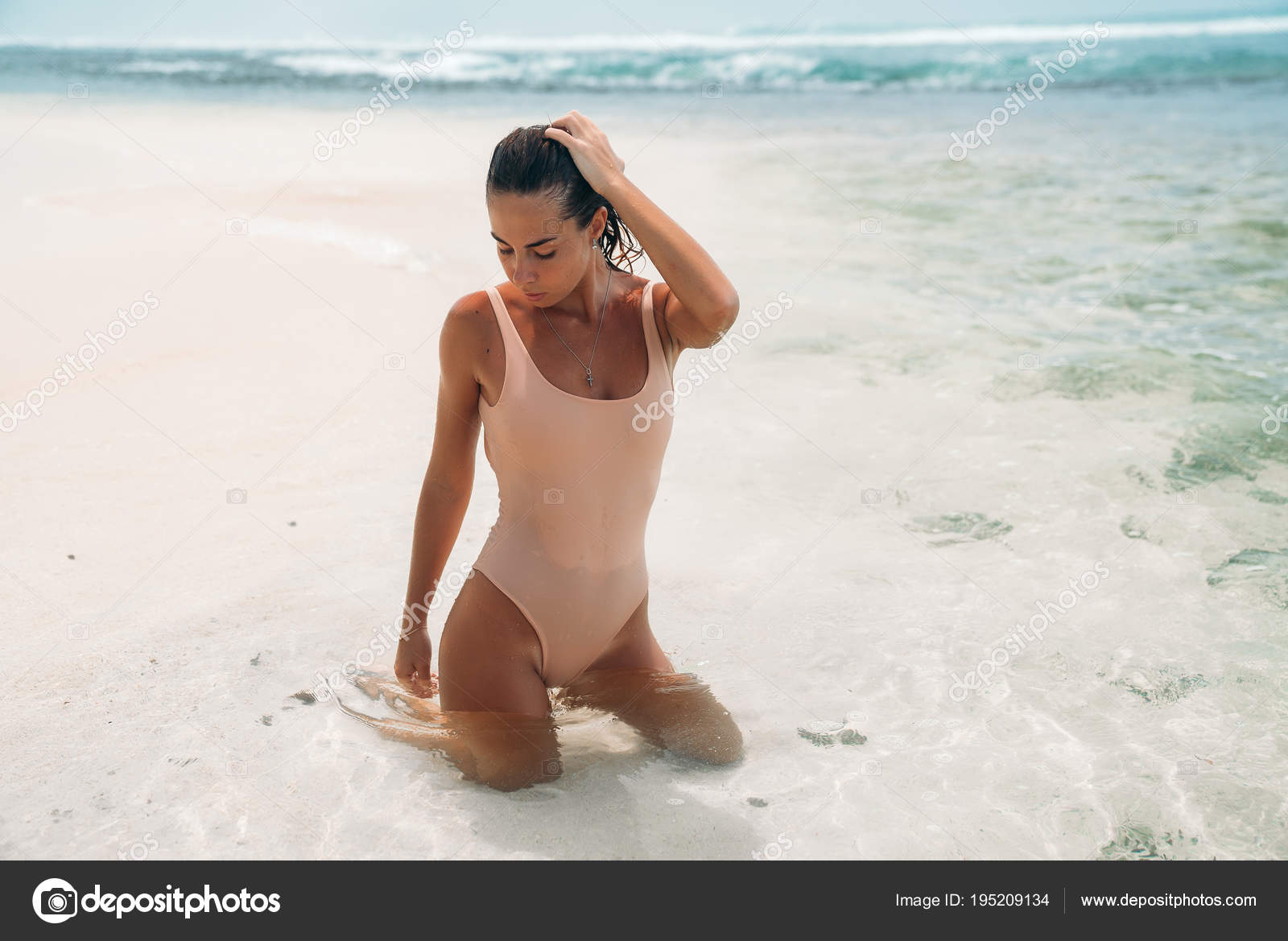 pokazivayut-seksualnaya-zagorelaya-blondinka-s-sportivnoy-figuroy-na-plyazhe-lizbiyanok-smotret-video