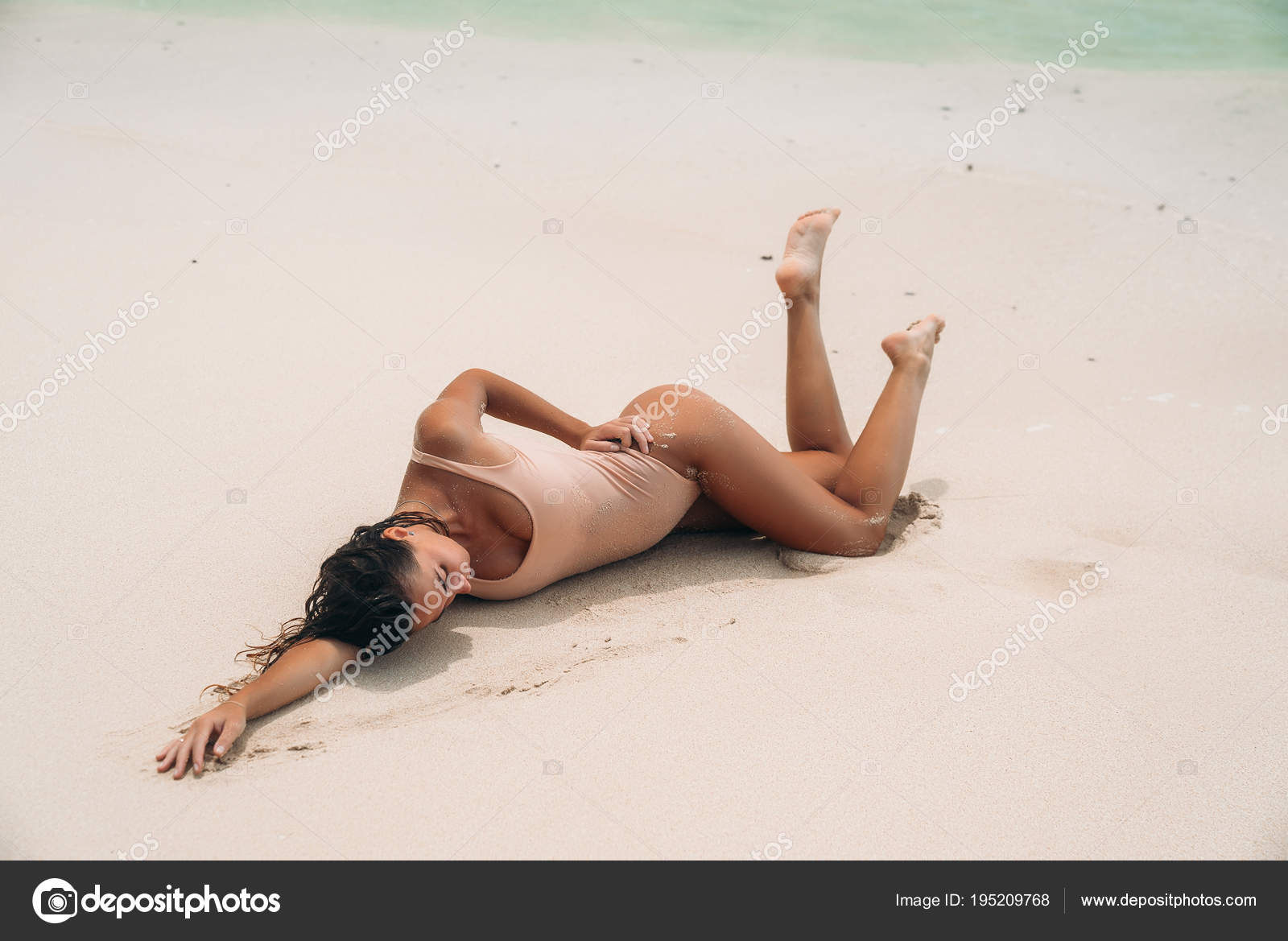 zasveti-seksualnaya-zagorelaya-blondinka-s-sportivnoy-figuroy-na-plyazhe-posada