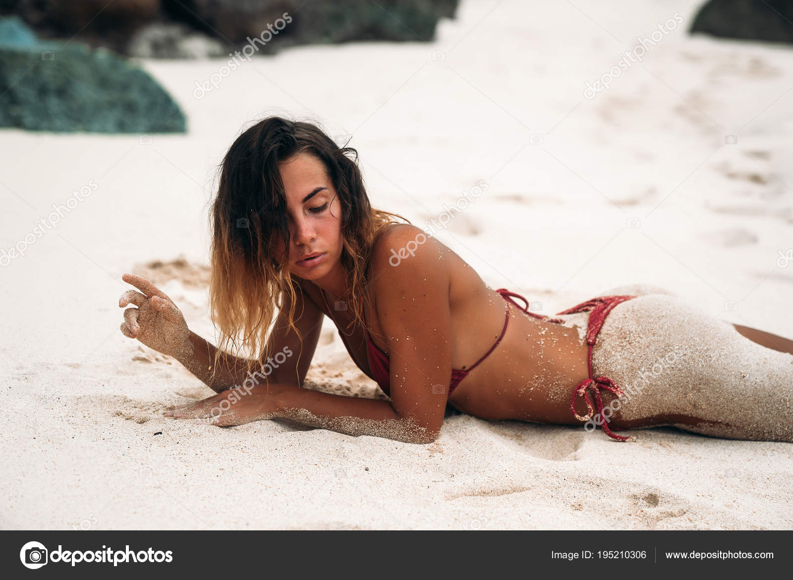 seksualnaya-zagorelaya-blondinka-s-sportivnoy-figuroy-na-plyazhe-zheni-foto