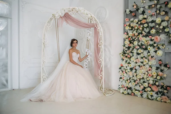 Mañana de la novia. Retrato de mujer hermosa en vestido de novia de lujo blanco con maquillaje nupcial y peinado. Increíble modelo de desgaste joyas de diamantes en su cabello . —  Fotos de Stock