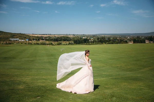 Gyönyörű menyasszony luxus divat fehér esküvői ruha zöld golf club glade, a fátyol esküvői nap. Csodálatos test festett álló alakos portréja lány. Házasság fogalma. — Stock Fotó