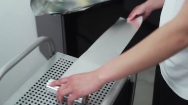 Kuaförün elleri kuaförde saç boyama işlemi için folyo hazırlar.