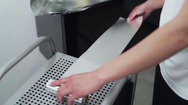 美容室では、美容師の手で毛染めの手順のための箔を準備 — ストック動画