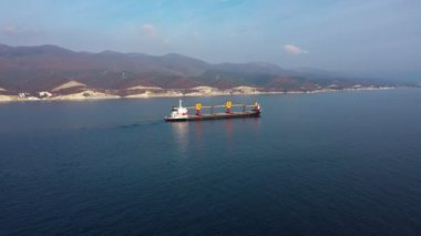 Ultra büyük boş bir kargo gemisinin yukarıdan aşağıya doğru görüntüsü.