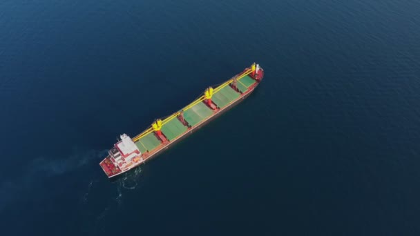 Aerial footage of ultra large empty cargo ship at sea, top down view — Stock Video