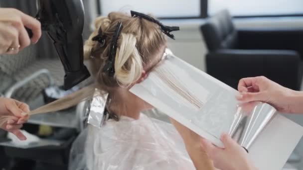 De cerca, los peluqueros hacen la coloración del cabello para la mujer en el estudio de belleza — Vídeos de Stock