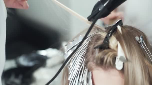 Κοντινό πλάνο, κομμωτές κάνουν βαφή μαλλιών για τη γυναίκα στο στούντιο ομορφιάς — Αρχείο Βίντεο